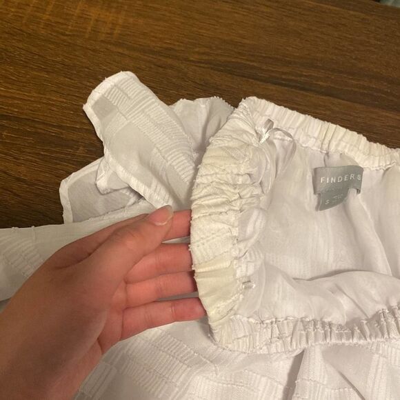 Finders Keepers White Ruffle Off The Shoulder Top GUC US Size Small - Picture 7 of 11